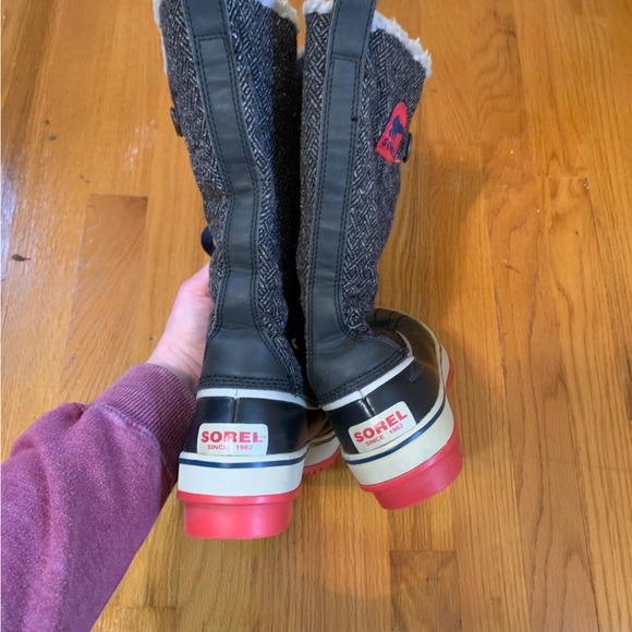 Sorel grey/black boots with red soles and blue laces size 6 - Picture 8 of 10
